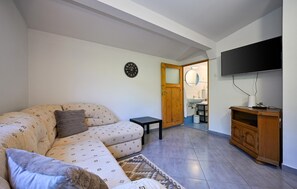 Smart TV, chimenea y estéreo 