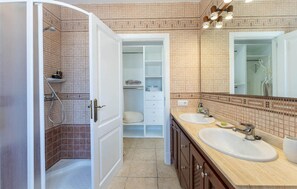 Shower, hair dryer - Stunning home in Santanyí with private swimming pool, can be inside or outside (Santanyí)