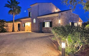 المنشأة من الخارج