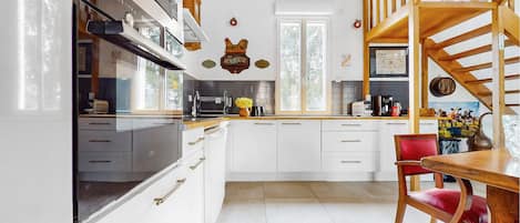 Refrigerador, horno, placa de cocina, lavavajillas