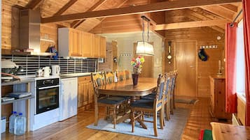 Fridge, oven, stovetop, coffee/tea maker