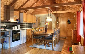 Fridge, oven, stovetop, coffee/tea maker - 3 bedroom amazing home in Haddal (Haddal)