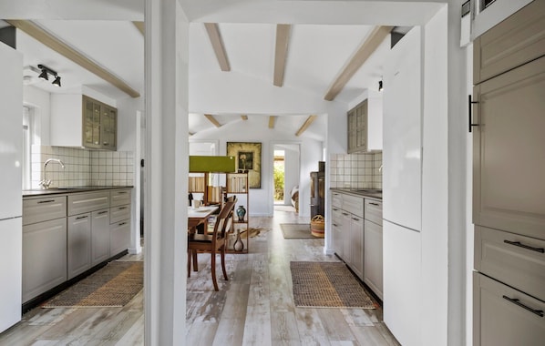 Een koelkast, een vaatwasser, een koffiezetapparaat/waterkoker