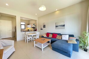 Basic-Villa | Wohnbereich | 55-Zoll-Smart-TV mit Kabelempfang