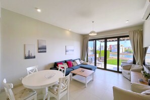 Basic-Villa | Wohnbereich | 55-Zoll-Smart-TV mit Kabelempfang