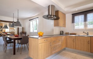 Fridge, stovetop, dishwasher