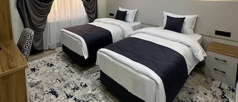 Kamar Twin Klasik, pemandangan kota | Brankas, meja kerja, ruang kerja ramah laptop, dan kedap suara