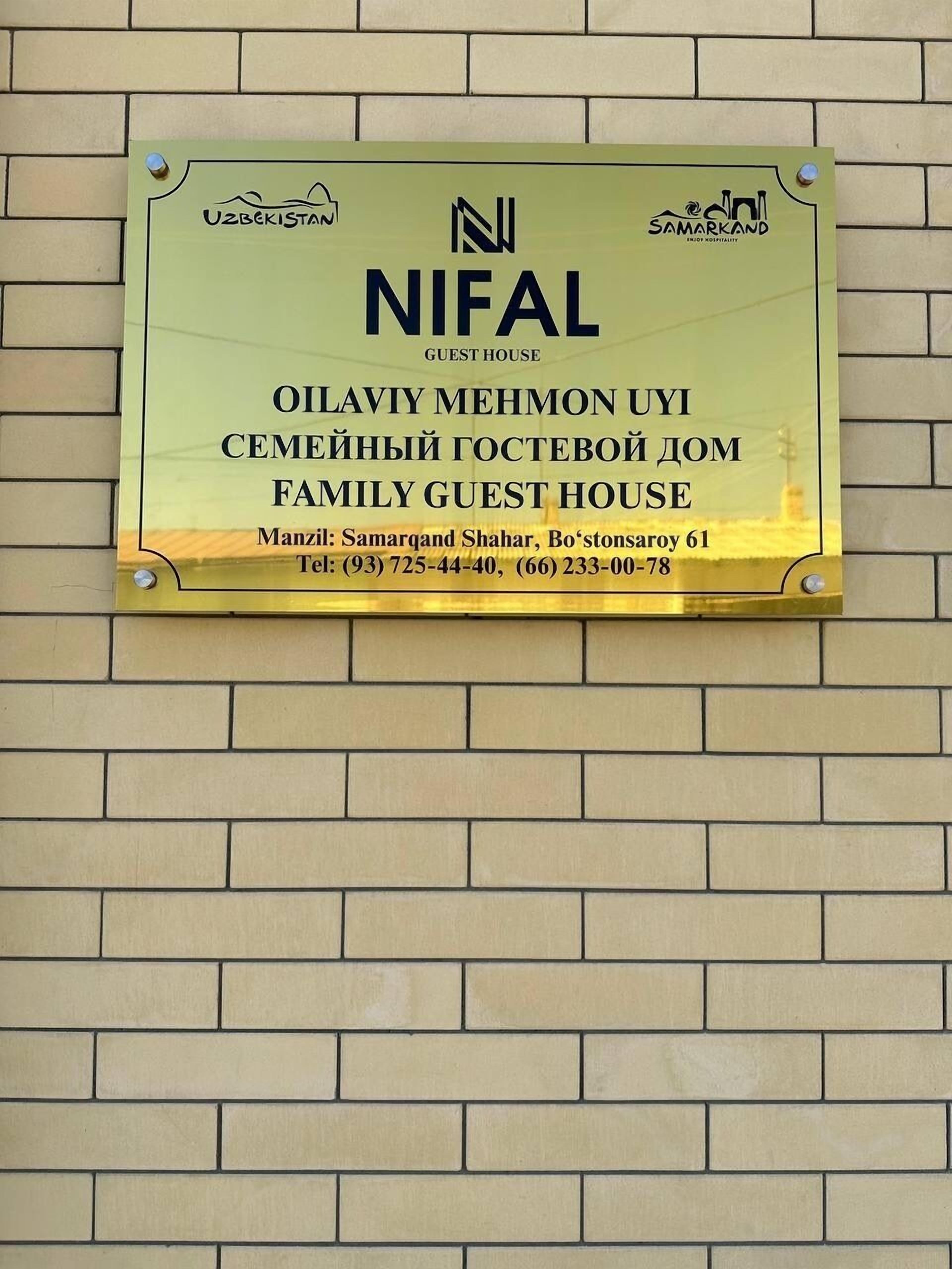 Letrero de una casa de huéspedes llamada NIFAL, ubicada en Samarcanda, Shahar, Bo'stonsaroy 61.