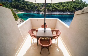 Outdoor dining - 4 bedroom beach front home in Pupnat (Pupnat)