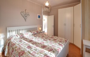 1 bedroom, travel cot, free WiFi