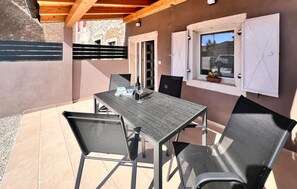 تناول الطعام بالخارج