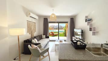 Apartamento básico | Zona de estar | Smart TV de 55 pulgadas con canales por cable