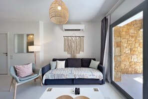 Departamento básico | Área de sala de estar | Smart TV de 55 pulgadas con canales por cable 