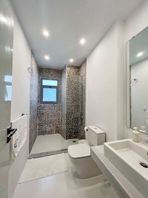Apartemen Basic | Kamar mandi | Perlengkapan kamar mandi ramah lingkungan, pengering rambut,  dan handuk