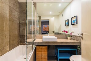 Family Apartment, 3 Bedrooms, Non Smoking, Balcony | Bathroom - Chiado Mercy I (Lisbon)