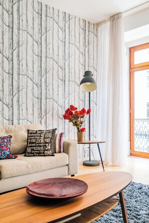 Appartement Familial, 3 chambres, non-fumeurs, balcon | Salle de séjour | Télévision à écran plat de 32 pouces avec chaînes par câble, télévision