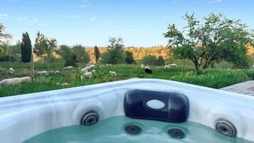 Bañera de hidromasaje al aire libre