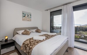 4 bedrooms, iron/ironing board, travel crib, free WiFi