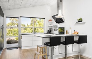 Kjøleskap, mikrobølgeovn, oppvaskmaskin og kaffetrakter/tekoker