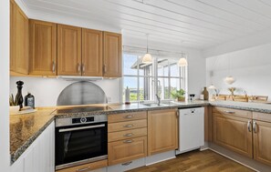 Een koelkast, een oven, een kookplaat, een vaatwasser