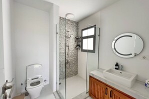 Appartement de base | Salle de bain | Articles de toilette écologiques, séchoir à cheveux, serviettes fournies
