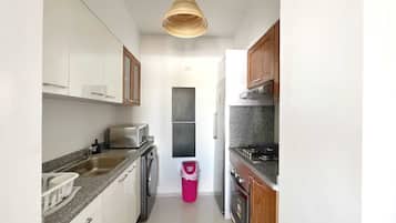 Apartamento básico | Cocina privada | Frigorífico, microondas, horno y placa de cocina