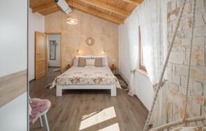 2 bedrooms, iron/ironing board, travel cot, free WiFi