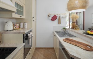 Kylskåp, ugn, spishäll och diskmaskin