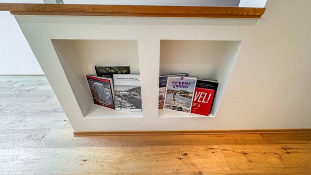 A bookshelf with travel magazines. - Amazing apartment in Søgne with WiFi (Søgne)