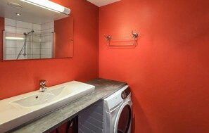 Shower, hair dryer - 3 bedroom awesome apartment in Søgne (Søgne)