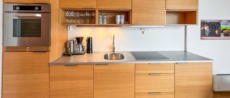 Jääkaappi, astianpesukone, kahvin-/teenkeitin