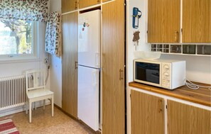 Frigorífic, placa de cuina, rentaplats i cafetera i tetera