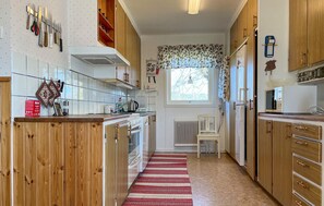 Kjøleskap, kokeplater, oppvaskmaskin og kaffetrakter/tekoker