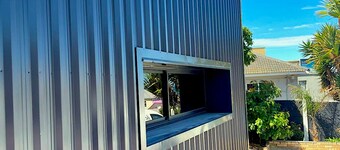 Cozy 1-Bedroom Apartment in Sunny Gqeberha with AC, WiFi