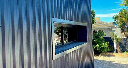 Cozy 1-Bedroom Apartment in Sunny Gqeberha with AC, WiFi