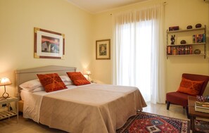 2 habitaciones, tabla de planchar con plancha y cuna de viaje
