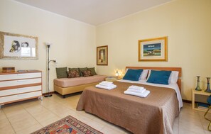 2 chambres, fer et planche à repasser, lit de bébé portatif