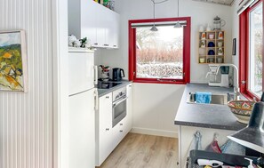 Jääkaappi, mikroaaltouuni, liesi, astianpesukone