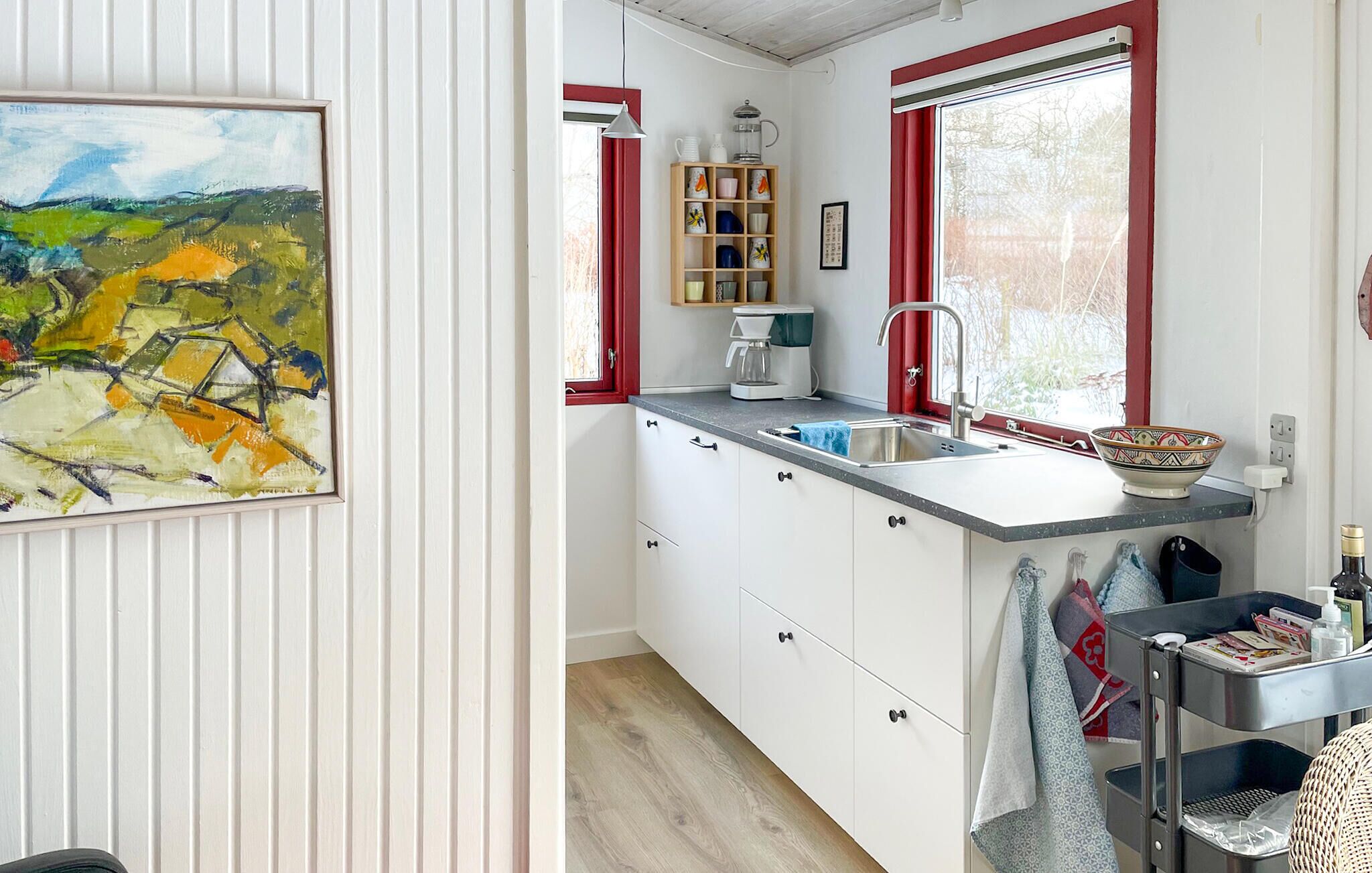 Køleskab, kogeplade, opvaskemaskine, kaffe-/temaskine