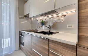 Jääkaappi, uuni, liesi, astianpesukone