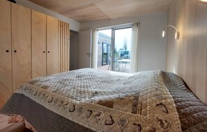 2 bedrooms, travel crib, free WiFi