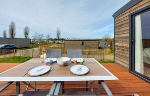 Outdoor dining - 2 bedroom beautiful home in Ambon (Ambon)