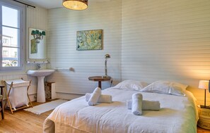 3 quartos, berço de viagem, Wi-Fi de cortesia, roupa de cama