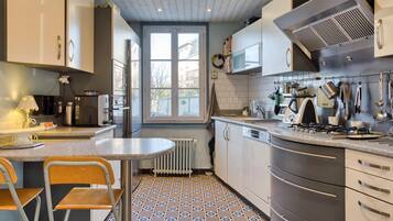 Een koelkast, een oven, een kookplaat, een vaatwasser