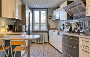 Frigorífico, horno, placa de cocina y lavavajillas