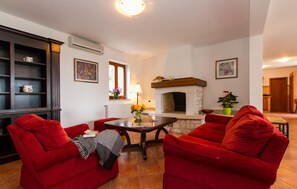 TV - Lovely home in Koromacno with WiFi (Koromacno)