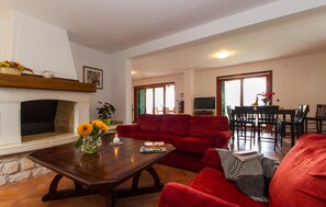 TV - Lovely home in Koromacno with WiFi (Koromacno)