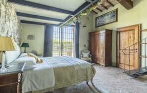 6 bedrooms, iron/ironing board, travel cot, free WiFi - Amazing home in Castiglione d'Orcia (Castiglione d'Orcia)