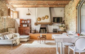 Smart TV, fireplace - Amazing home in Castiglione d'Orcia (Castiglione d'Orcia)