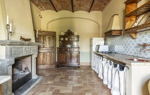 Réfrigérateur, micro-ondes, plaque de cuisson, lave-vaisselle